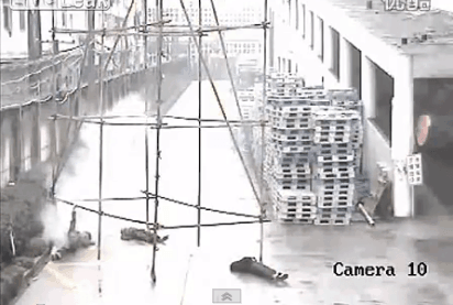 Painters killed as mobile scaffolding touches 10,000 Volt power line