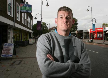 Hero scaffolder tackles mugger at cashpoint