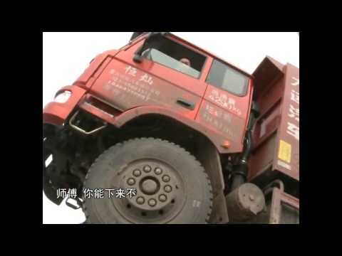 Video: Overloaded scaffold truck tips up in China