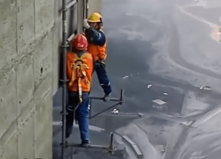 scaffolders dismantle hanger