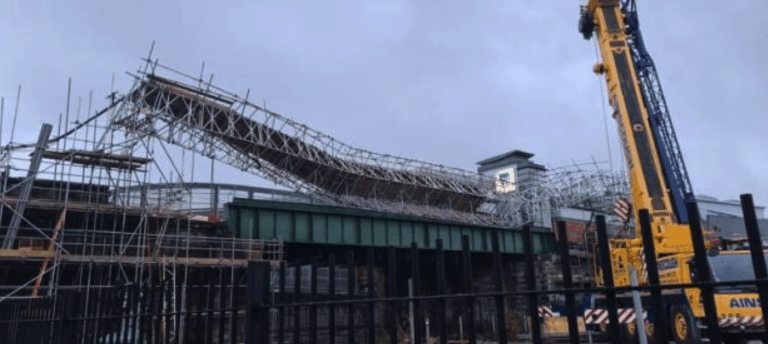 Scaffolding collapse causes travel chaos