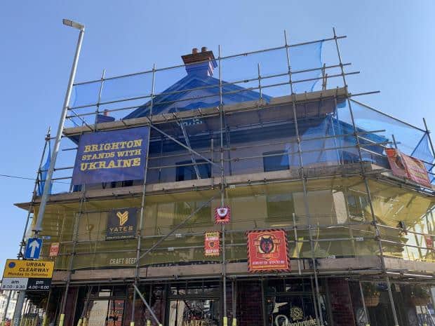 Brighton scaffolders wrap job in Ukrainian flag