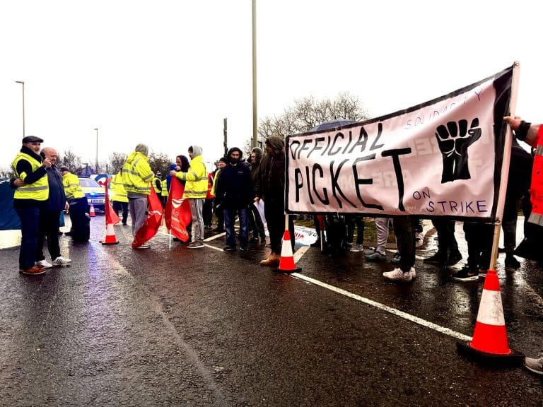 Fawley oil refinery scaffolders strike over pay