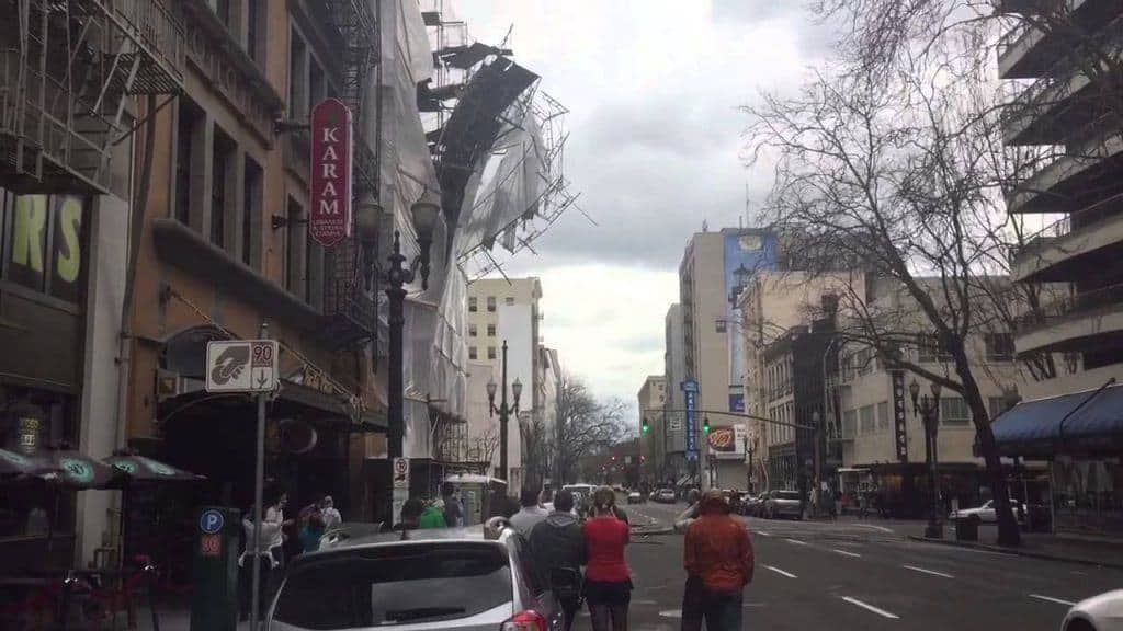 Video: Wind brings down scaffolding in the USA