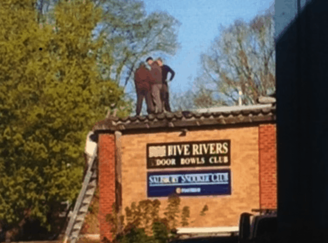 Image shows workers on a roof with no edge protection HSE