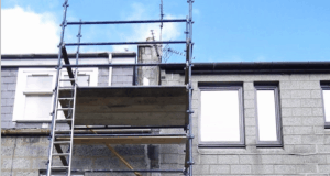 Images shows an scaffold with untied ladder where a roofer fell to his death