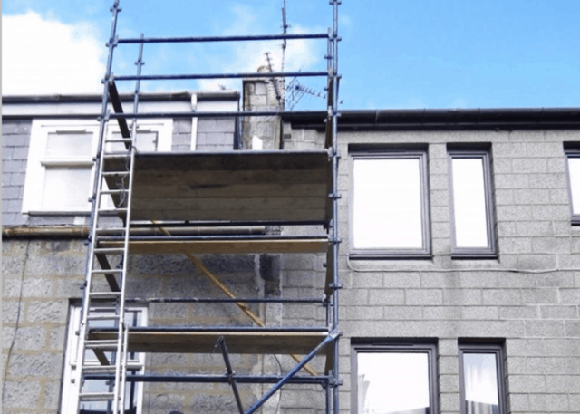 Images shows an scaffold with untied ladder where a roofer fell to his death