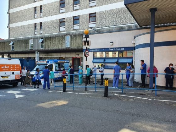Watford Scaffolding hands out ice creams to NHS staff