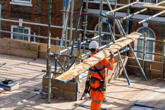 The largest payroll in the UK construction industry has reported a historical high in weekly earnings for skilled tradespeople. 