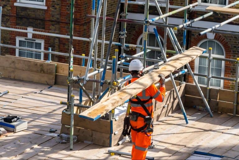 Scaffolders See Record Earnings as Demand for Skilled Labour Surges