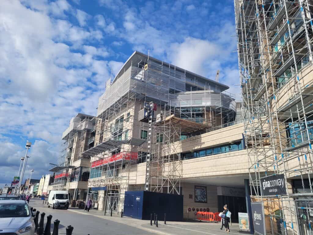 Utilising Layher's world-renowned Allround System, Southampton-based Skill Scaffolding has successfully provided access to all external elevations of Dolphin Quays in Poole, Dorset.