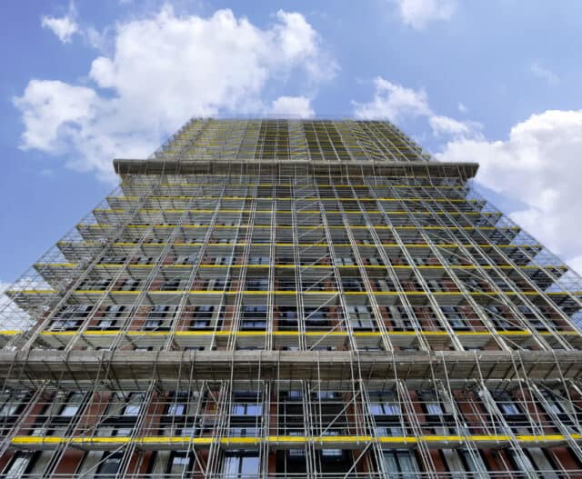 In the third quarter of 2022, AT-PAC partnered with Connolly Scaffolding Ltd to provide a comprehensive scaffolding solution to perform the refurbishment works of Thorn Court, one of the largest residential buildings in the Pendleton estate that dominates the Salford skyline.