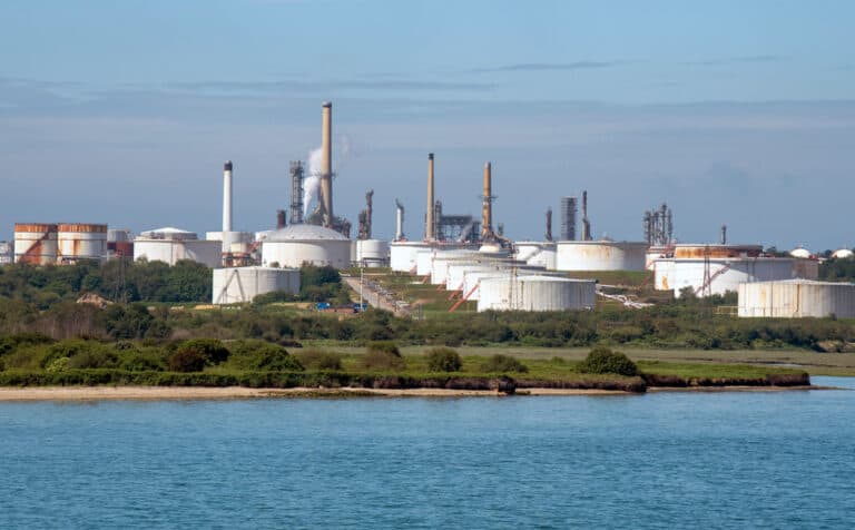 Oil Refinery Workers Mull Strike Over Pay