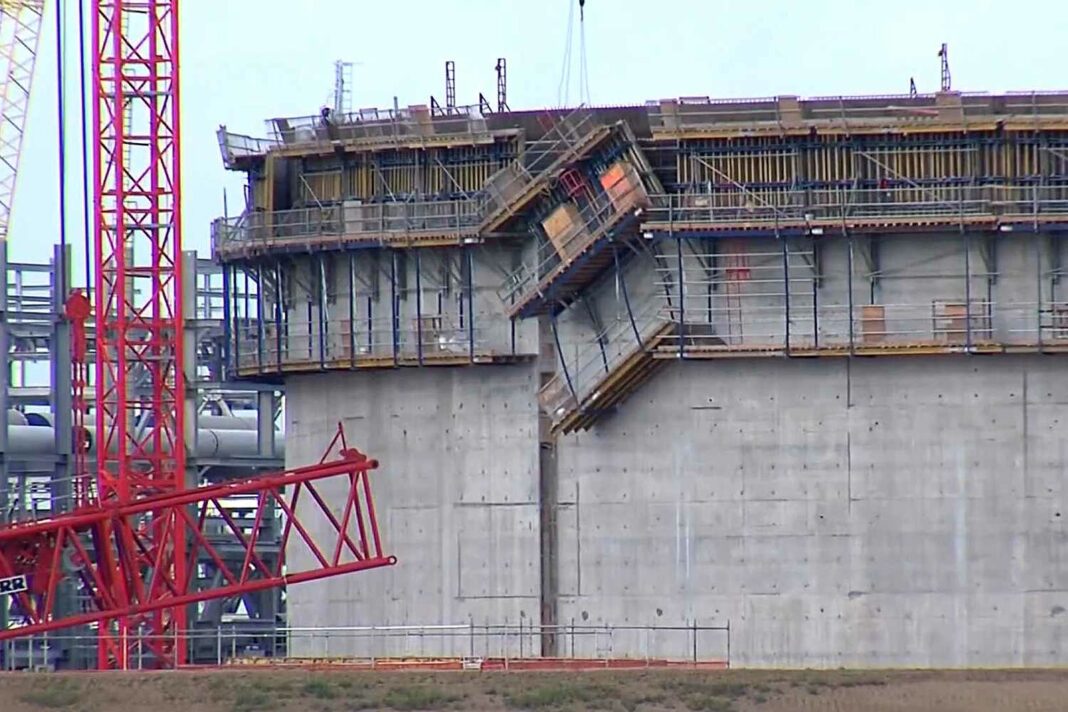 Three workers have died following a scaffold collapse at a liquefied natural gas (LNG) terminal under construction in Port Arthur, Texas.