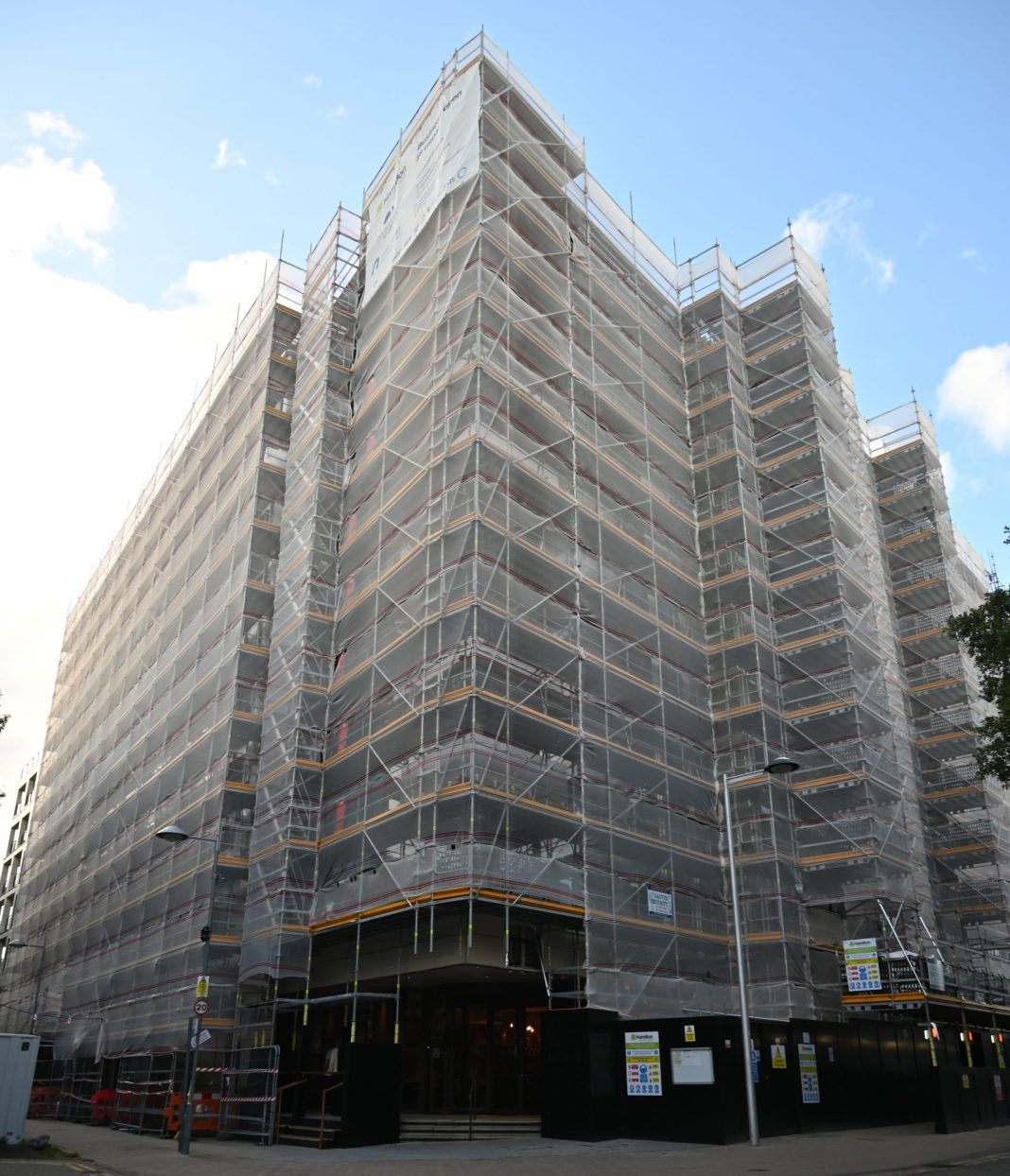 The Hilton Hotel in Kingston upon Thames is undergoing major cladding remediation works to meet updated fire safety standards, with a blended scaffolding solution from PERI playing a key role in the project’s safe and efficient delivery.