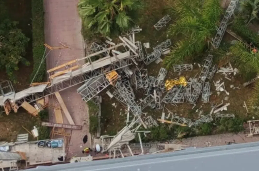 Two workers have died in Spain after a twin mast climbing work platform collapsed during façade renovation works on a high-rise apartment block in Benidorm.