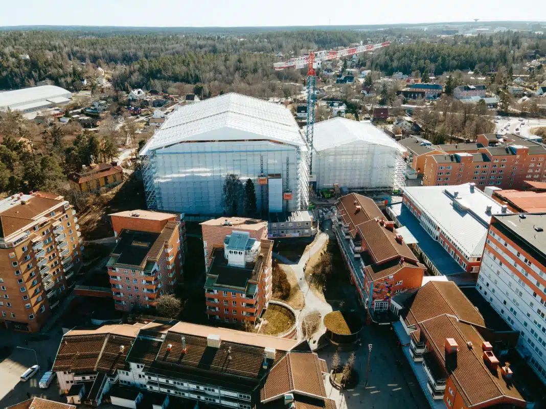 Around 700 tonnes of AT-PAC Ringlock is supporting a 4,500m² temporary roof over the Huddinge Kommunhus redevelopment in Sweden.